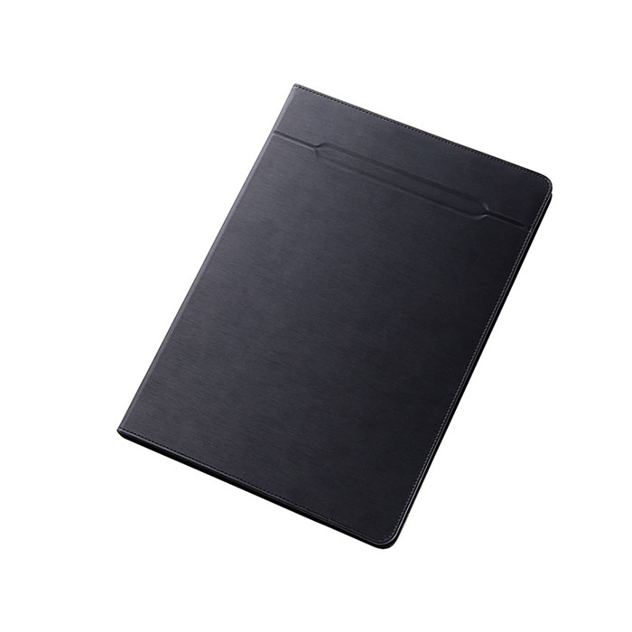 実は、市場で販売されている汎用タブレットケースのほとんどがカメラ撮影に対応していないのはご存知ですか？ それなら、写真が撮りやすいスリムな汎用タブレットケースをお客様にご提供したい。そんな思いから完成